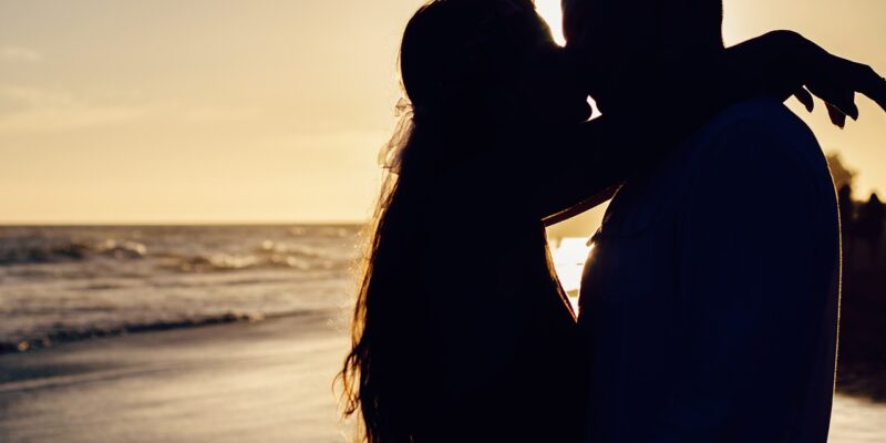 couple kiss silhouette beach 1706572